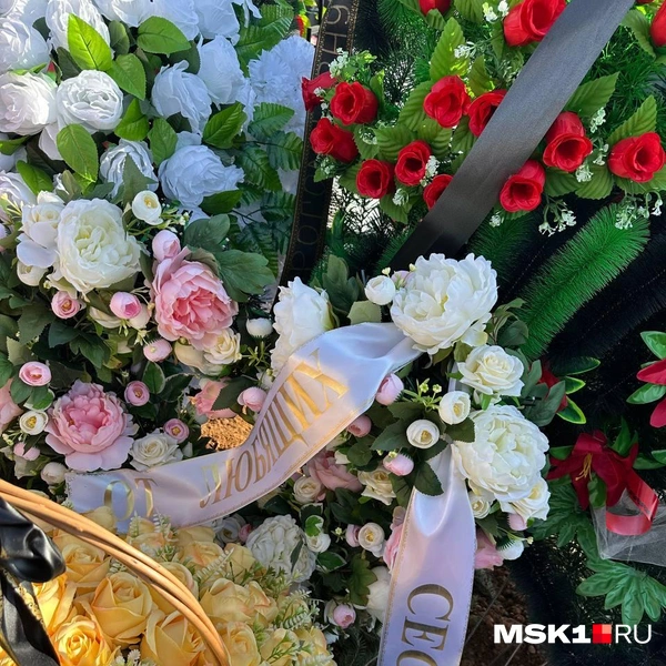 Венок от сестер девочки | Источник: MSK1.RU
