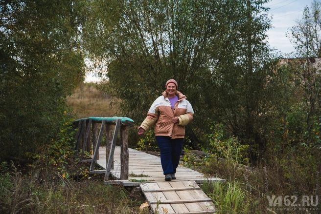 Жительница Лубоноса идет по деревянному мосту