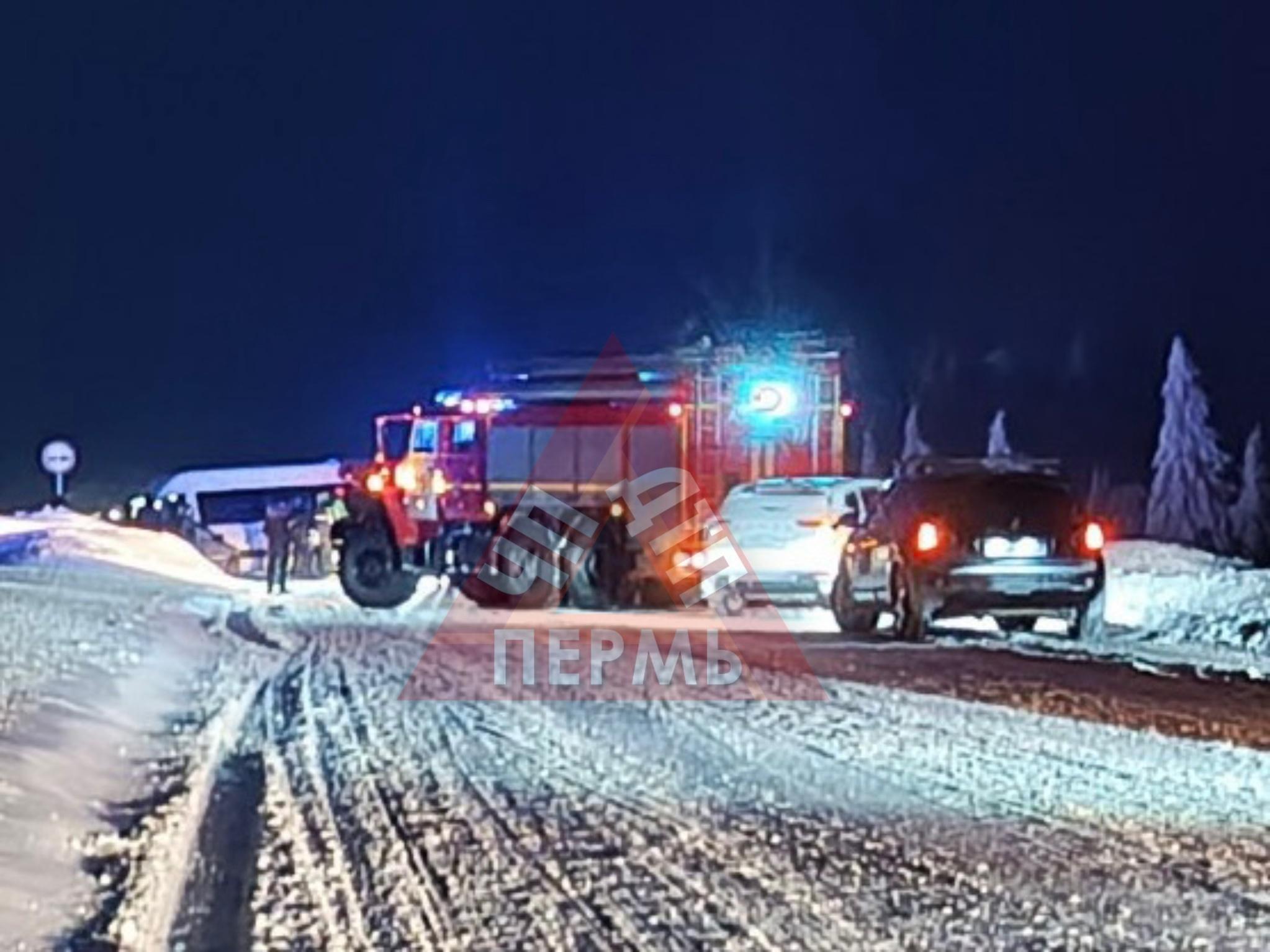 В жесткой аварии с автобусом под Губахой погибли двое и пострадали шестеро, среди них есть дети