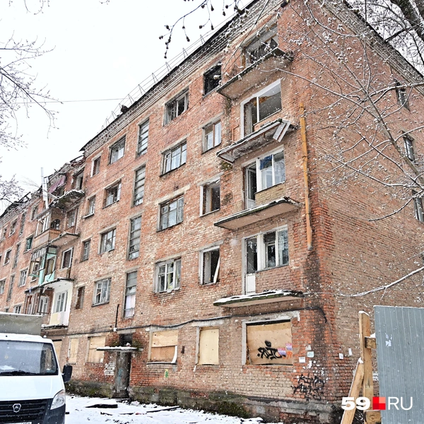 У одного из подъездов стояла припаркованная «ГАЗель». Вероятно, жильцы забирали вещи | Источник: Василина Любимова / 59.RU
