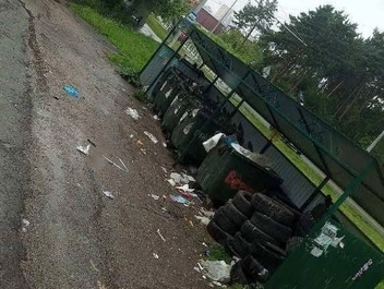 Гурзуфская, 34 и Ляпустина, 6 — горы покрышек возле мусорных баков можно встретить в любом районе Екатеринбурга, да и в других уральских городах | Источник: читатель E1.RU