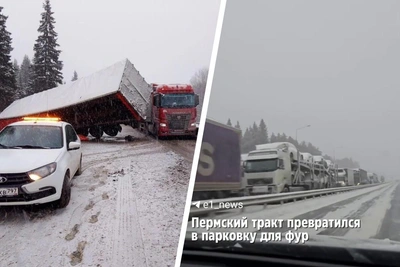 Фура в кювете заблокировала трассу на Пермь второй день