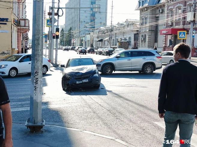 Капот «Приоры» сильно помят | Источник: Антон Васильченко / 164.RU