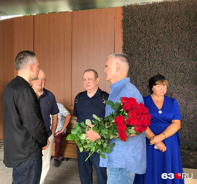 Евгений принес на прощание букет алых роз | Источник: Алексей Ногинский / 63.RU