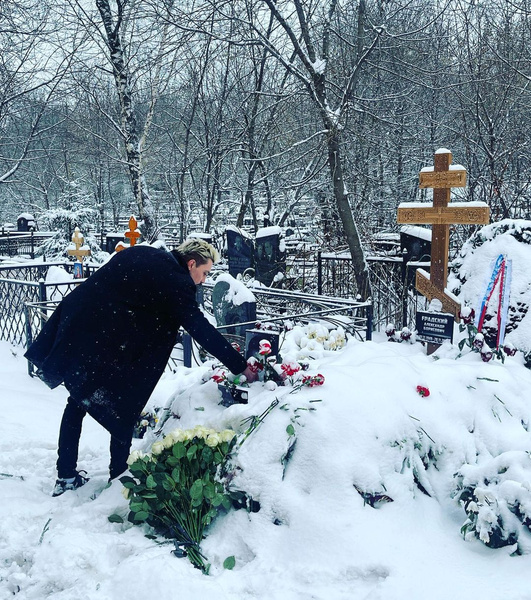 Дима Билан навестил засыпанную снегом могилу Александра Градского – фото
