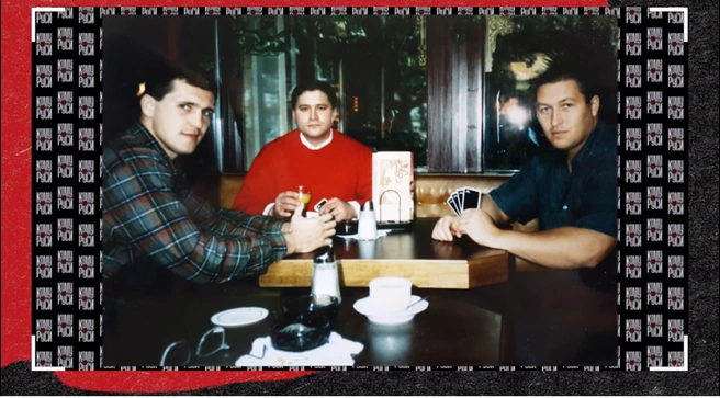 Ведущие стали рассматривать фото участников «Десятки». И заметили, что лицо одного из них им знакомо