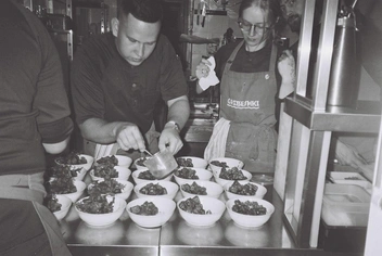 Работа на сервисе в ресторане Grebeshki | Источник: предоставлено Григорием Хорошавцевым