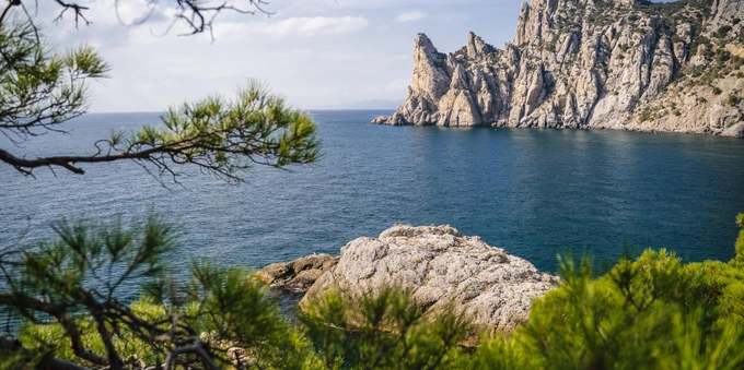 Кадр из фильма и современный вид на гору Караул-Оба | Источник: Shutterstock/Fotodom.ru