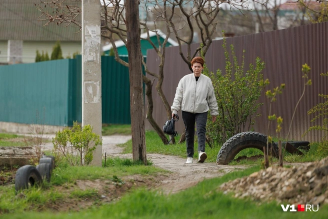 Вдоль места скопления лужи пролегает хорошо протоптанная тропинка | Источник: Алексей Волхонский / V1.RU