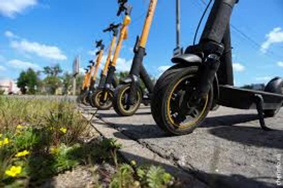 Накрошаев потребовал навести порядок с парковками самокатов