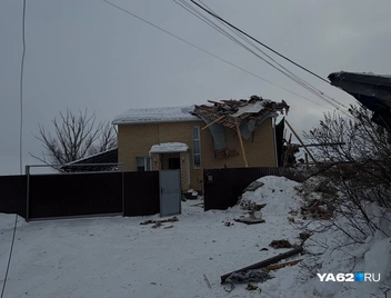 Так повредился один из домов. Он, по словам Сидоровой, похож на рухнувший&nbsp;— почти точь-в-точь | Источник: Виктория Улитова / YA62.RU