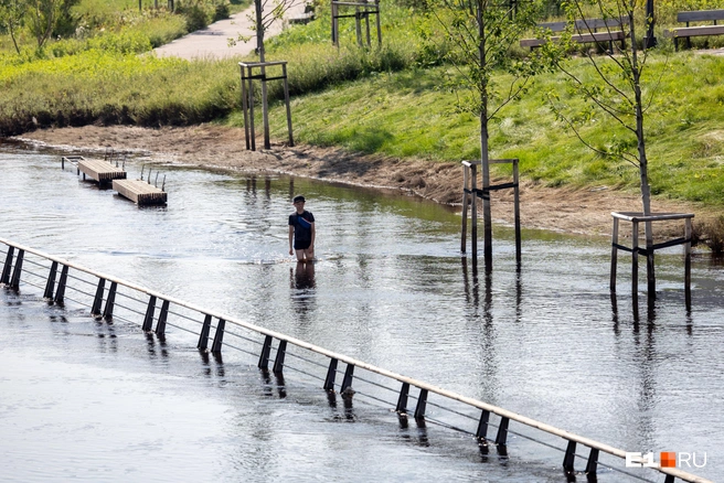 Затопленная часть набережной стала импровизированным водоёмом, который пользуется популярностью | Источник: Владислав Лоншаков / E1.RU