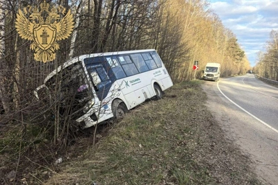 Автобус с 15 пассажирами попал в ДТП в Ломоносовском районе
