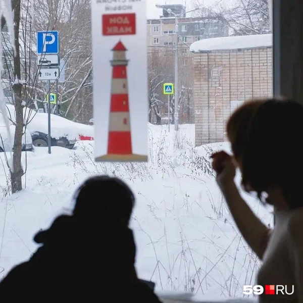 Анастасия показывает на пристрой, над которым появится фигурка маяка | Источник: Тимофей Калмаков / 59.RU