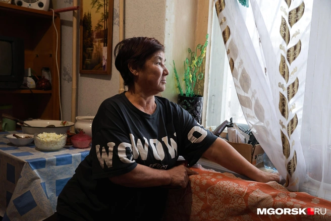 Зато окно&nbsp;— на радость хозяйке. Из него открывается вид на двор, за которым женщина следит ежедневно | Источник: Наталья Черепанова / MGORSK.RU