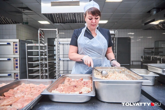 Так готовят филе под томатно-сырной шапочкой | Источник: Роман Данилкин / 63.RU