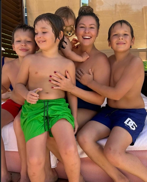 Соцсети актрисы заполнены фотографиями с супругом и сыновьями