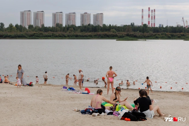 Когда мы пришли, было пасмурно. Но горожане всё равно лежали и грелись на солнце, которое скрылось за облаками  | Источник: Ирина Шарова / 72.RU