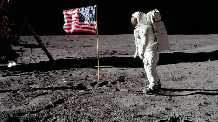 50 лет высадке на Луну: предметы на тему космоса (фото 1)