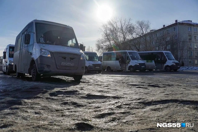 Водители маршруток не хотят пересаживаться на автобусы  | Источник: Евгений Софийчук/ NGS55.RU