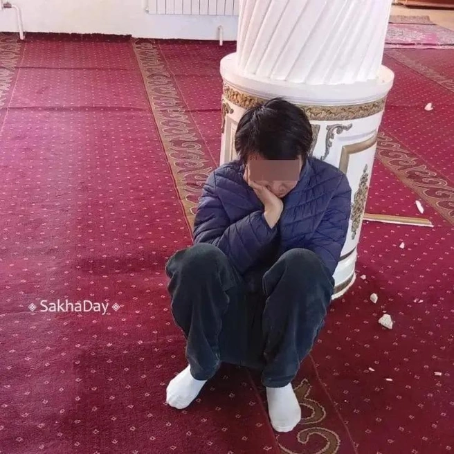 Дебошира заставили снять обувь, пока ждали полицию | Источник: SakhaDay / T.me