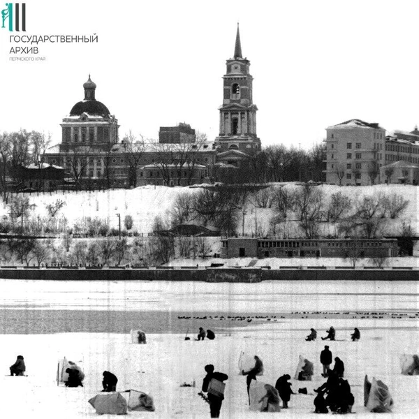 Рыбаки на льду напротив галереи и краеведческого музея, 1997 год | Источник: Госархив Пермского края