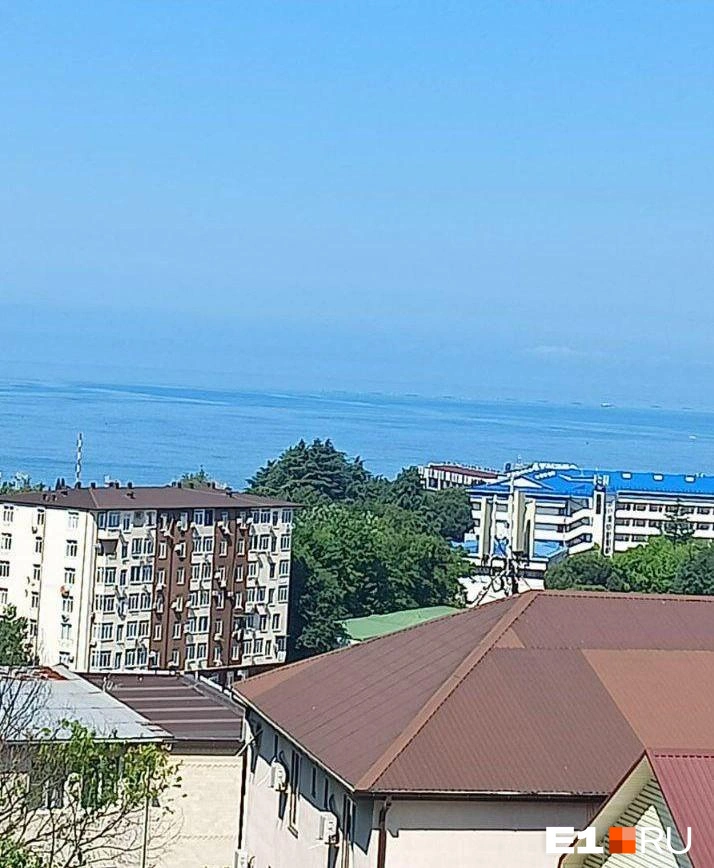 А вот такой вид из окна открывается у нашего подписчика на отдыхе в Адлере | Источник: читатель Е1.RU