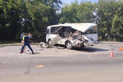 Мусоровоз повредил автобус в Новоалтайске: пострадали люди