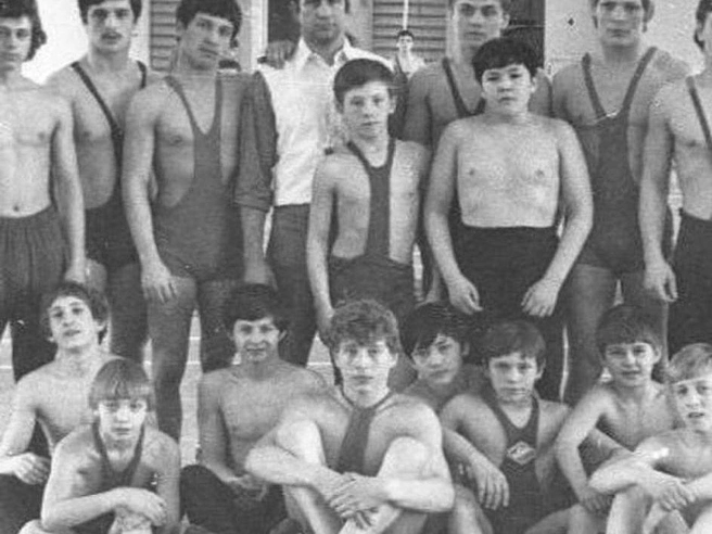 Виталий Стариков с воспитанниками секции греко-римской борьбы. Слева от него — Владимир Древаль, бывший первый заместитель председателя гордумы Волгограда, ныне проживающий в США. Чуть ниже — Александр Родионов, скончавшийся в Чехии в 2006 году. | Источник: архив Виктора Лукина