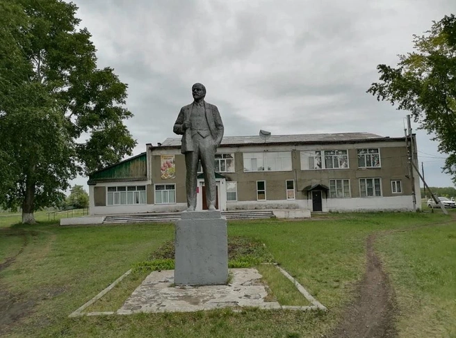 В селе Георгиевка памятник Ленину установили в 1977 году | Источник: Артем Воронов / «Яндекс Карты»
