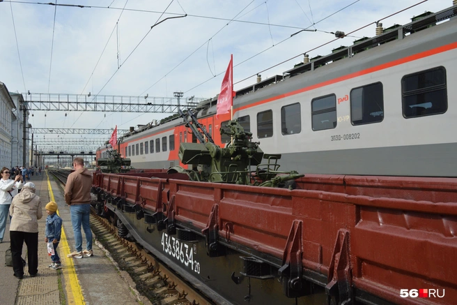 Военная техника позади паровоза | Источник: Анастасия Баринова / 56. RU