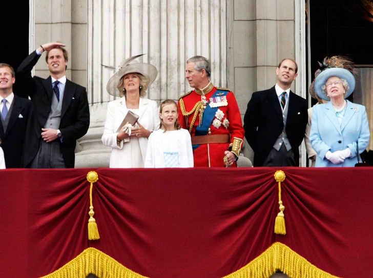 От Дианы до Кейт Миддлтон: самые яркие «балконные» кадры Trooping The Colour