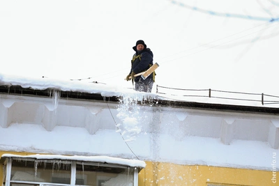 Филимонов распорядился очистить крыши от снега и наледи