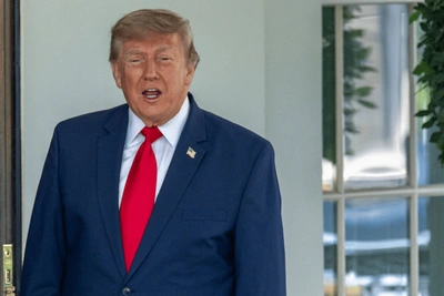 Трамп шлёпает себя по ноге: новые вопросы к здоровью