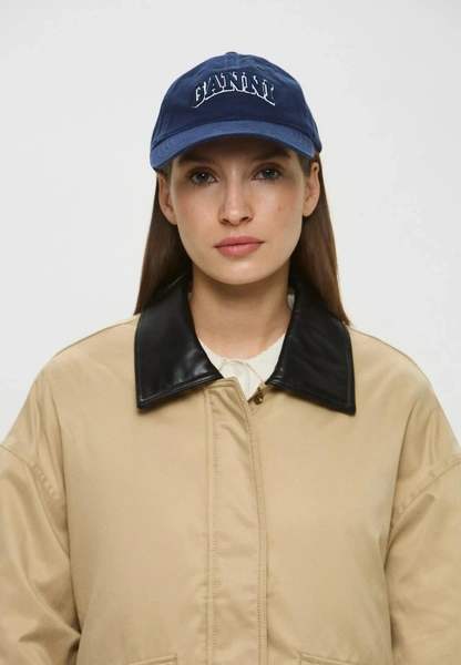 Шапки, береты и кепки: самые модные головные уборы зимы 2025/26 Шапки, береты и кепки: самые модные головные уборы зимы 2025/26