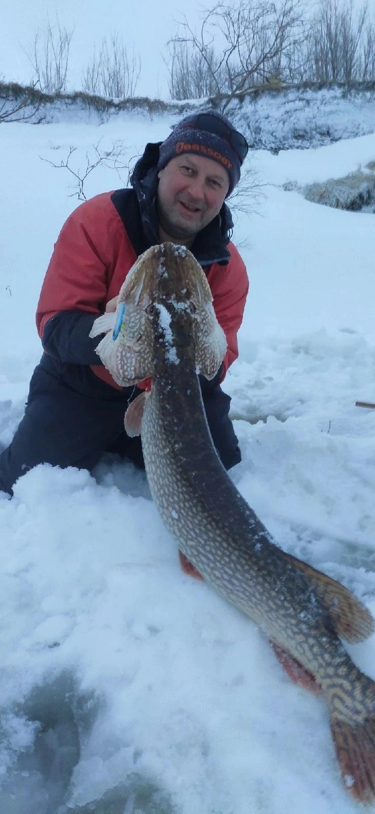 Заядлым рыбакам любая погода для улова только в радость  | Источник: Максим Защихин