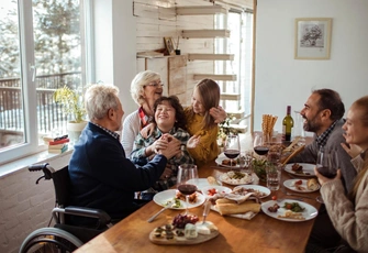 «Бывший везде приходит с новой женщиной, сидит за одним столом с моими детьми и сватами — стыдно перед родственниками»