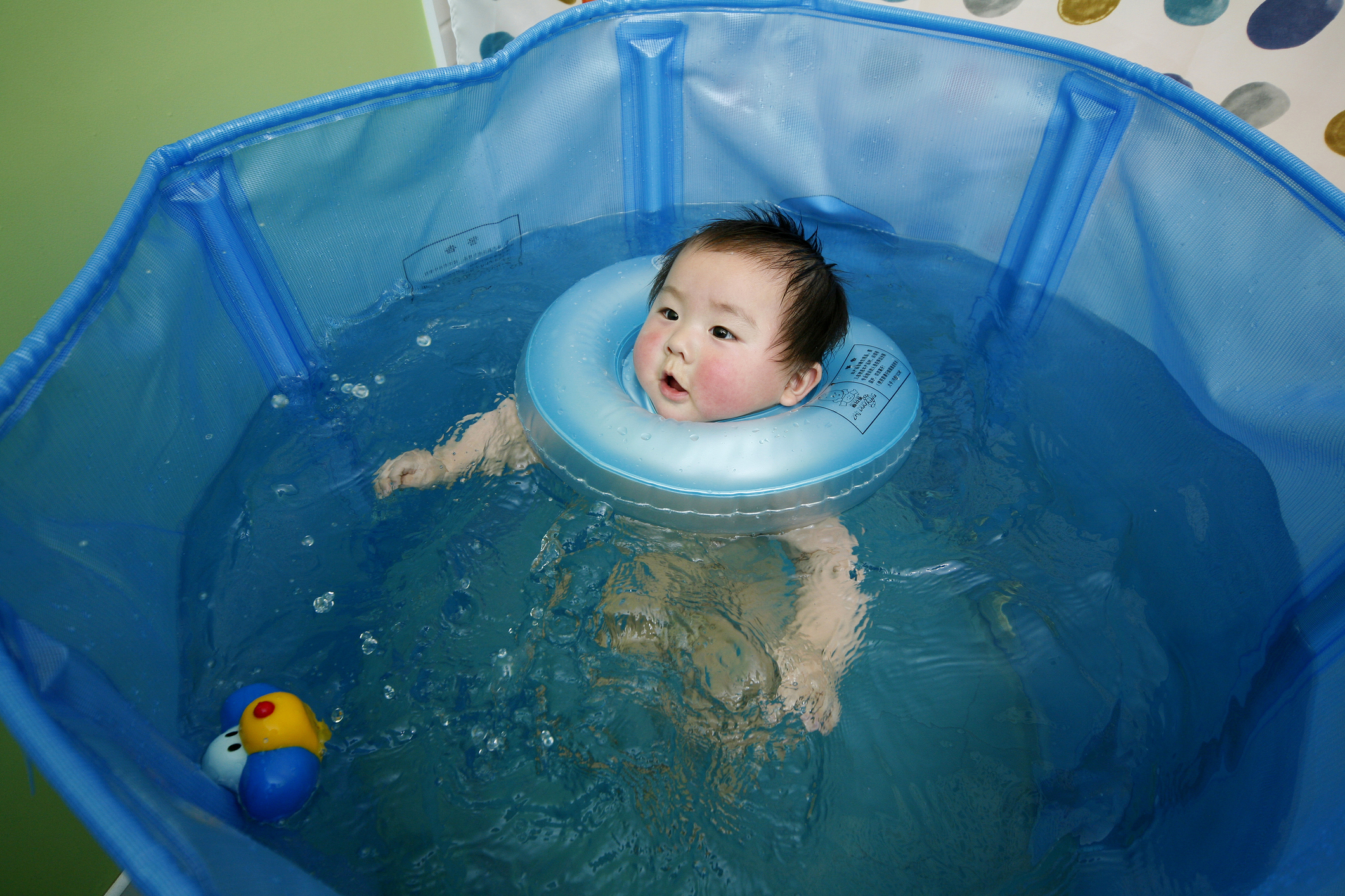 Со скольки детям можно в бассейн. Бассейн для купания новорожденных. Круг для купания новорожденных. Круг для грудничкового плавания. Ванны для грудничкового плавания.