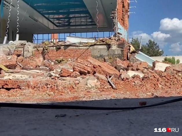 В центре Казани начали сносить здание легендарной «Планеты Фитнес». Пострадала прохожая | Источник: Руфина Калимуллина / 116.RU