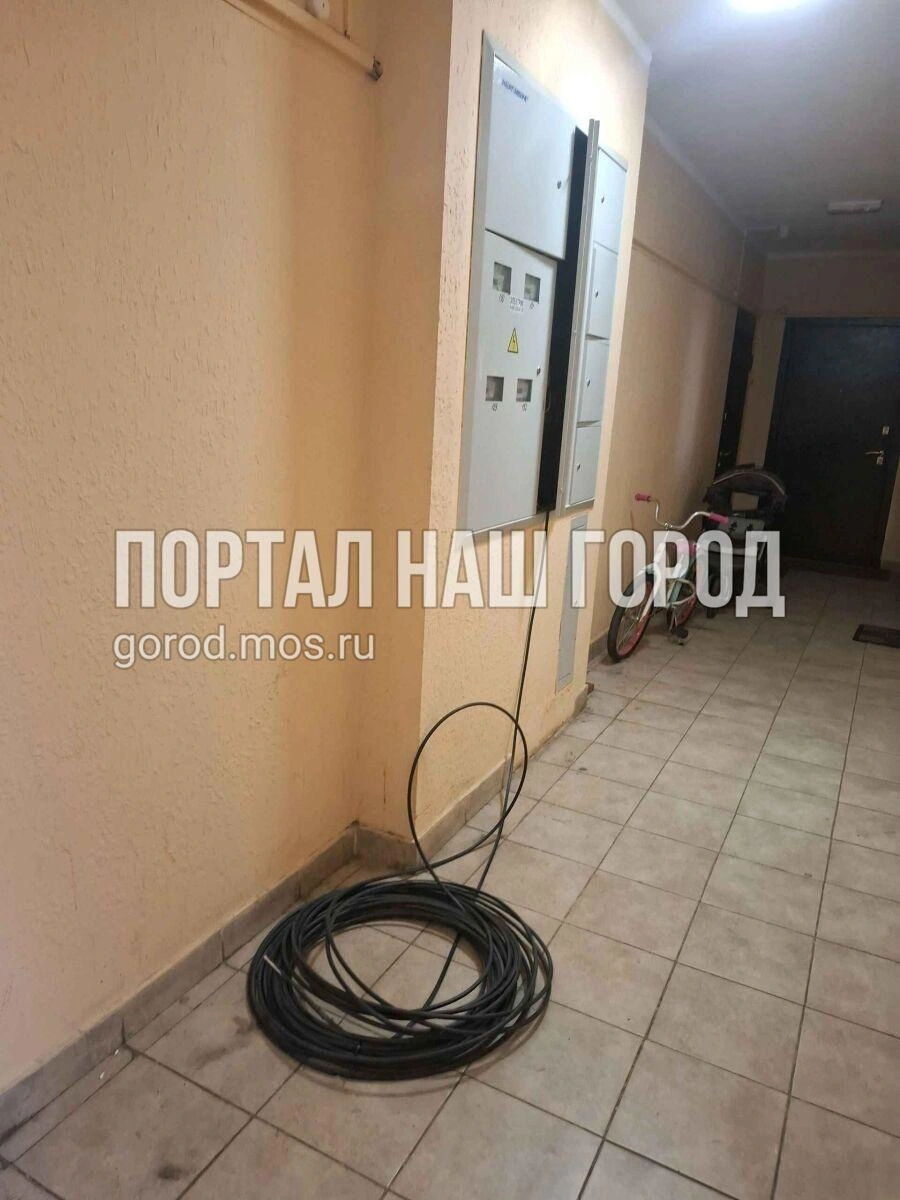 Кабель в подъезде пугает жильцов | Источник: gorod.mos.ru