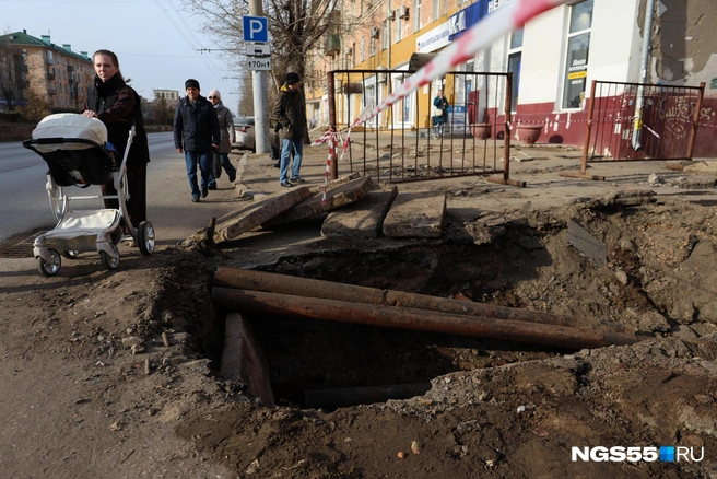 По всему Омску можно увидеть разрытые теплотрассы | Источник: Евгений Софийчук / NGS55.RU