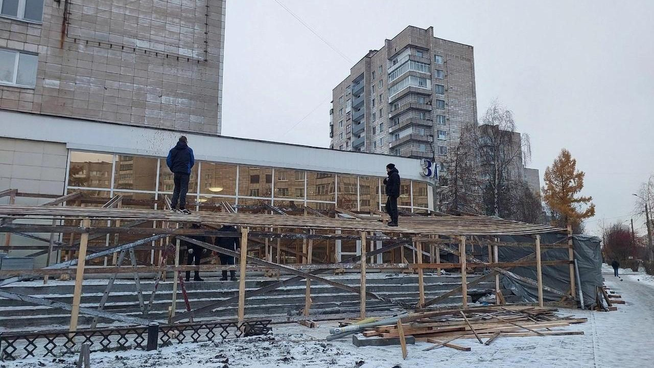 У здания архангельского ЗАГСа украли строительное оборудование: там продолжается ремонт