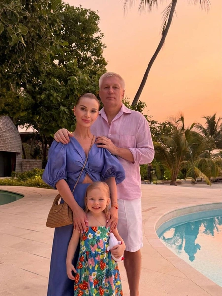 Ольга Орлова с мужем Валерием Масловым и дочкой Аней | www.starhit.ru