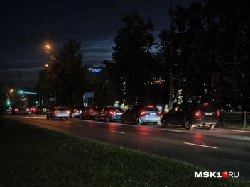 Красные огни ожидающих авто особенно выделяются на фоне ночных Мытищ | Источник: Михаил Мечев / MSK1.RU