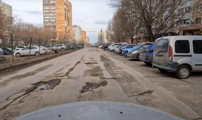 Про ямы на дороге знают во всём мире | Источник: Евгений Щёкин / YouТube.com
