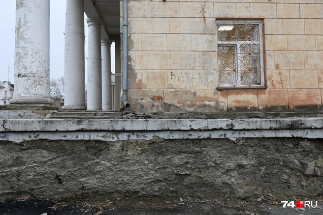 Фасаду действительно нужно восстановление, пока он полностью не развалился | Источник: Наталья Лапцевич