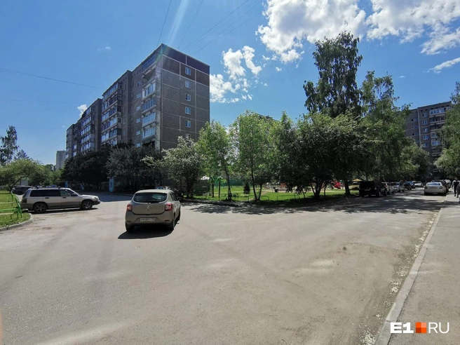 После благоустройства двора в нем стало больше места для машин, но об этом тут же узнали все соседи — и дефицит стоянок только обострился | Источник: Даниил Румянцев / E1.RU