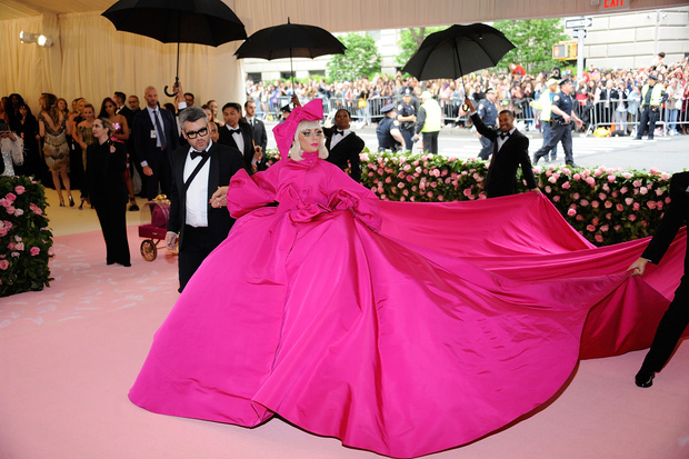 Фото №1 - Леди Гага разделась на красной дорожке Met Gala