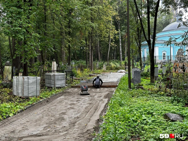 У храма дорожка сделана наполовину | Источник: Наталья Пальникова