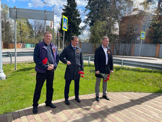 Юрий Гордеев по центру | Источник: Администрация Городского округа Пушкинский / Vk.com